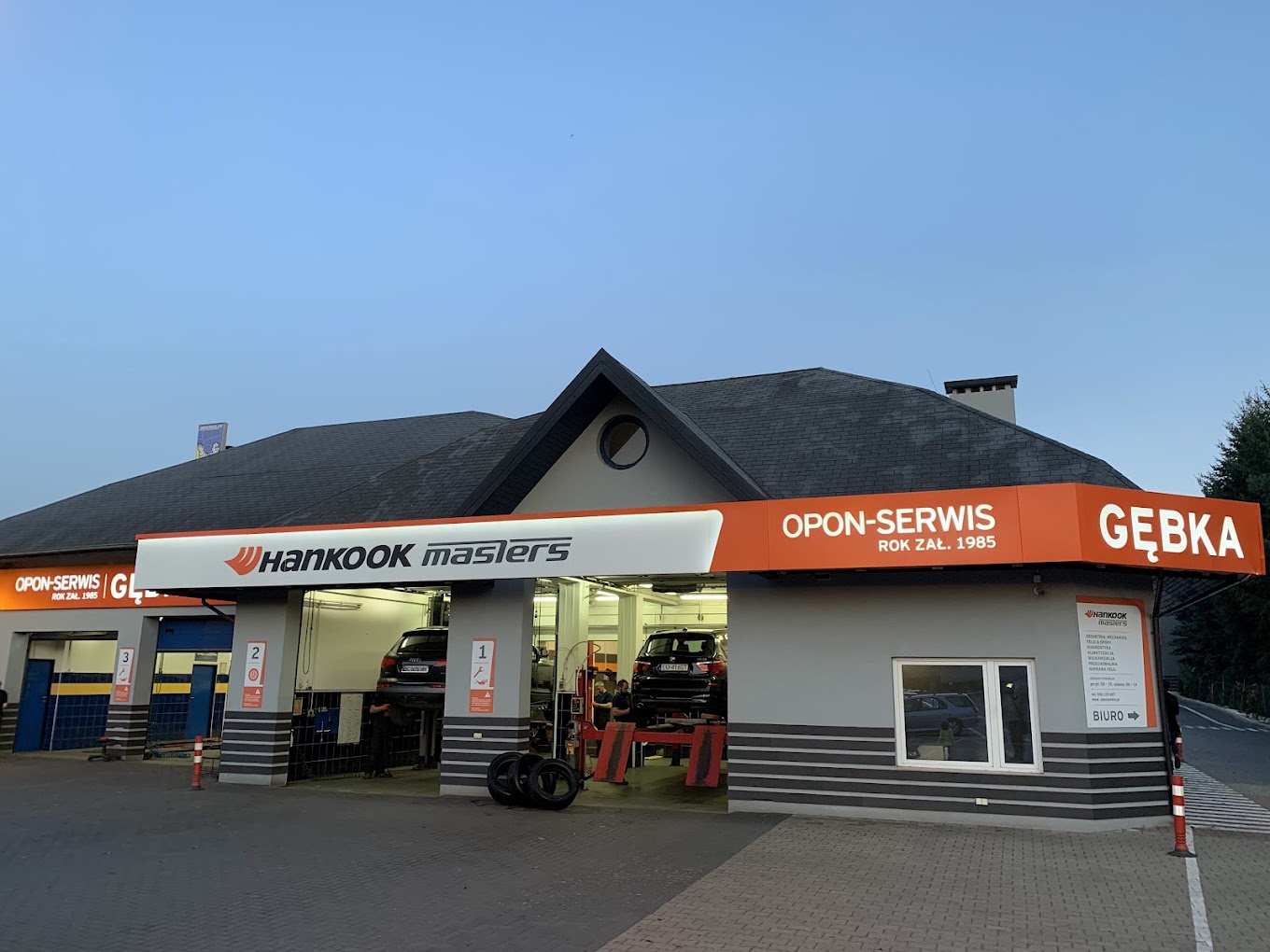 Widok warsztatu Opon-Serwis Gębka od strony placu